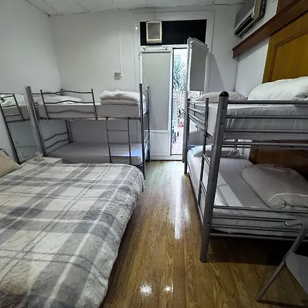 Grupos Hasta 8 En Plena Rambla De Cataluna Guest house